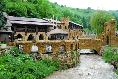 Афиша: Медовые водопады, гора Кольцо и замок Коварства и Любви в Кисловодске 9 июля 2026